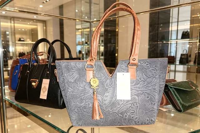Bolso de mano gris brillante