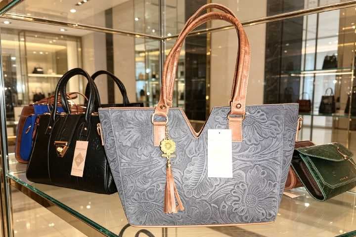Bolso de mano gris brillante