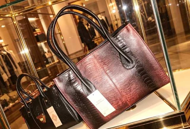 Bolso de piel de mano